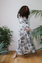 Carica l&#39;immagine nel visualizzatore di Gallery, ALESSIA maxi wrap dress in seta toile de Jouy
