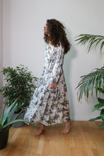 Carica l&#39;immagine nel visualizzatore di Gallery, ALESSIA maxi wrap dress in seta toile de Jouy
